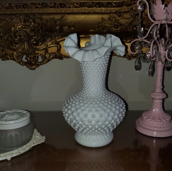 Vtg Fenton White Milk Glass Ruffle Hobnail Vase - Picture 9 of 15